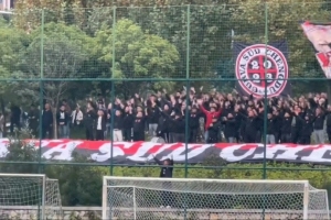 最后两轮全力冲冠，蓉城球迷组织到训练基地为球队打气