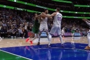 关键判罚！华盛顿抢球霍姆格伦出界 独行侠挑战失败