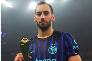 梅开二度！官方：恰尔汗奥卢当选国米3-0佛罗伦萨全场最佳