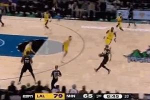 关键！兰德尔强突拉拉维亚打进被吹进攻犯规 森林狼挑战成功变2+1