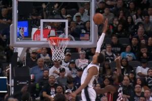 就往天花板扔！文班高高跃起接瓦塞尔传球单臂暴力空接