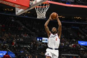 小卡：我在最后的防守中扭伤了脚踝 明天看情况再决定能不能打