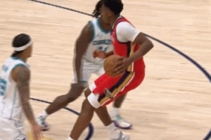 菜鸟对决！13号秀奎因单打34号秀卡尔克布伦纳 欧洲步上篮2+1！