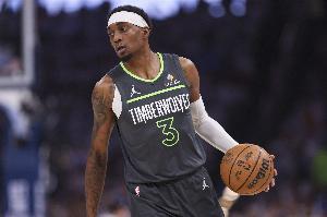 稳定输出！麦克丹尼尔斯半场5中3&三分2中2拿到10分4板2助