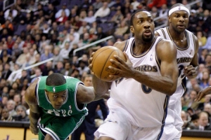 阿里纳斯：大部分球员都有枪 这是为了自保 并且一般都藏在更衣室