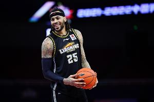 直播吧：辽宁男篮新赛季的四位外援将于下周抵达沈阳与球队会合