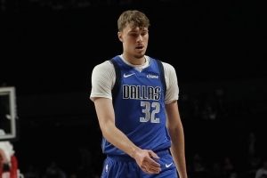 得分比科沃德少！弗拉格上半场7中4得10分2板2助1断1帽