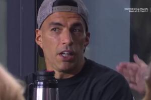 本场停赛！苏亚雷斯反戴帽子坐在场边观战