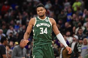 风卷残云！字母哥反击欧洲步晃开防守 起飞滑翔再度灌筐