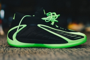 森林狼官方晒出爱德华兹今日战靴 自带夜光特效的AE 2