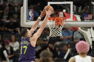 飞天遁地！赫伯特·琼斯突破分球 马特科维奇起飞滑翔单臂劈扣