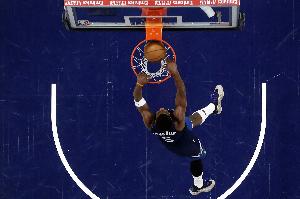 不设防？爱德华兹胯下加速突破杀入内线飞身暴扣 直接打停爵士