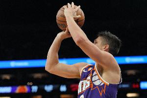 阿伦10记三分创队史纪录！太阳主帅：看到队友为他加油真的很棒