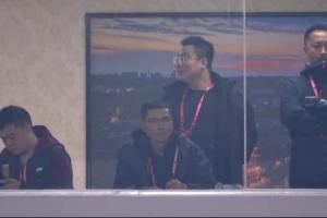 出任国足新帅后首次露面！邵佳一在熊猫杯现场考察U22国足球员