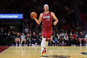 冲击力十足！哈克斯反击一条龙 顶开防守强攻上篮打中