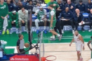 应无大碍！弗拉格首节初段下场进更衣室 随后火速返回球场