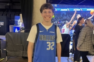 穿东契奇球衣的球迷今天换成了弗拉格球衣：很高兴哈里森下课了