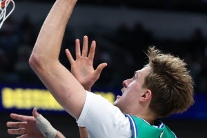 迅速挽尊！弗拉格快攻欧洲步上篮打铁 随后撤步三分空心入网