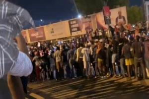 场面太疯狂！众多安哥拉球迷高呼“梅西”，热烈欢迎阿根廷队