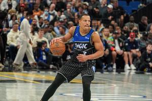 稳定火力！半场贝恩9中4拿到10分 席尔瓦8中4贡献11分4板