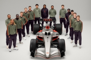拜仁全队和赞助商奥迪的R26概念车合影，后者将在2026赛季参加F1