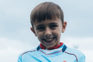 小球迷亲吻塞尔塔队徽回应亚马尔，俱乐部邀请他与阿斯帕斯见面