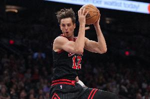 左手腕手术！多诺万：科林斯将拆掉夹板 会进行传球投篮训练