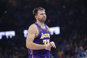 NBA杯湖人客战鹈鹕先发：东契奇、里夫斯、斯玛特、八村塁、艾顿