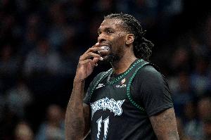 填满数据栏！里德全场12投5中 得到12分12板4助2断2帽