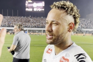 脱离降级区！内马尔踢满全场助桑托斯取胜，赛后与队友拥抱庆祝