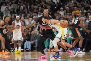 库里过去两场面对卡斯尔防守10中7 三分6中3得到21分 仅1失误