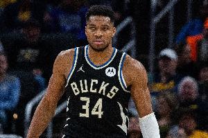 冲击力十足！字母哥在包夹中强攻打进 随后反击挑篮得手