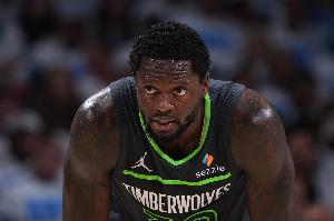 蛮牛冲撞！兰德尔强攻内线打进加罚抖肩庆祝 还造约基奇第3犯