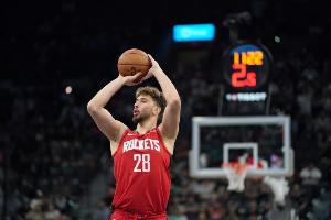 先拔头筹！申京面对防守 金鸡独立中投空心命中