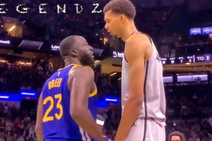 文班隔扣后怒吼！追梦回应：你这个混蛋&垃圾！文班：在你头顶