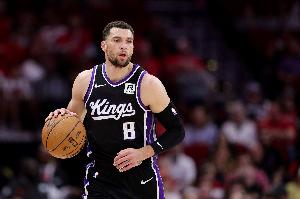 终于止血！拉文三分线外面对索汉贴身防守 虚晃挂着手臂出手3+1！