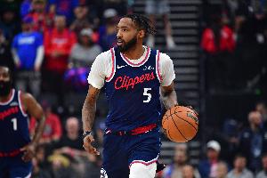 愿无大碍！小德里克·琼斯次节伤退&被抬出场 拿到5分1板2帽