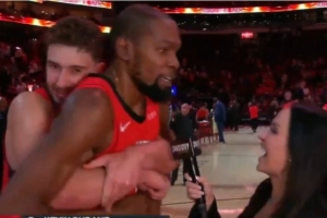 杜兰特接受采访时 申京跳着跑过来拥抱庆祝