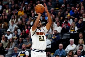 就差1分了！卡梅隆·约翰逊接约基奇传球三分打停公牛