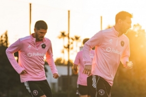 迈阿密国际社媒晒训练照片，梅西、德保罗归队备战季后赛