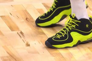 致敬奥兰多名宿！库里热身穿便士签名鞋 入场穿奥胖签名鞋