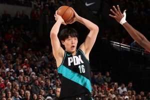 球队主持人：杨瀚森应该拿走比赛用球 他每次触球观众都会欢呼