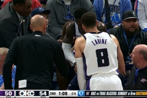 视觉张力拉满！德罗赞单臂战斧扣飞 施罗德救球踢翻技术台电脑