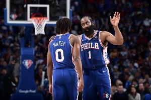 马克西：哈登在76人牺牲很大 他来的第一天就一直鼓励我打出风格