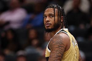 冲击力可以！惠特摩尔8中5拿到13分6板2助1帽