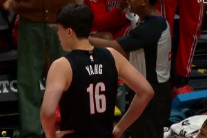 怎么感觉有点懵！杨瀚森低位背打 球直接被刀走