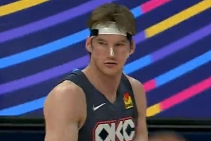 防守千疮百孔！杰林威内线背打引包夹 卡尔森溜底线空接暴扣！